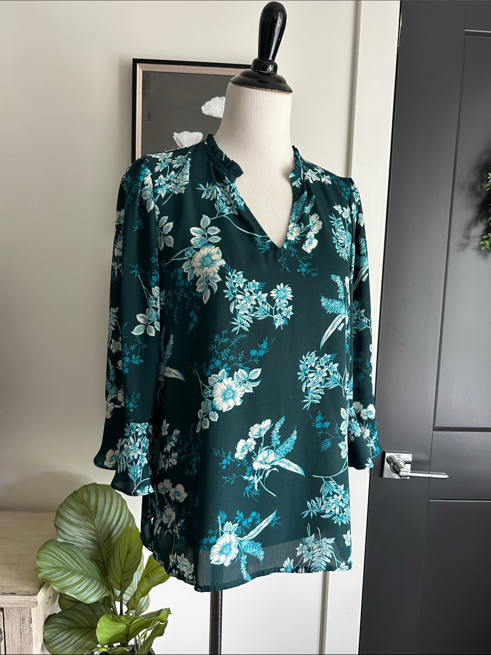 🦋 M lovely green ivory Teal Floral V-Neck 3/4 sleeve polyester Blouse
